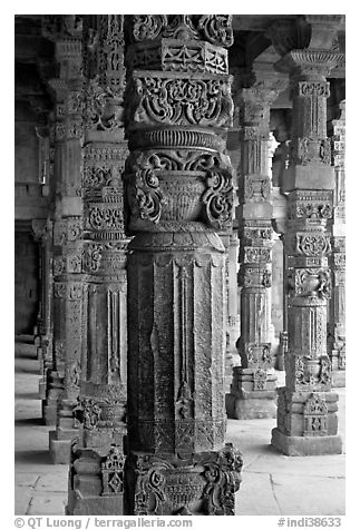 Column details, Quwwat-ul-Islam mosque, Qutb complex. New Delhi, India (black and white)