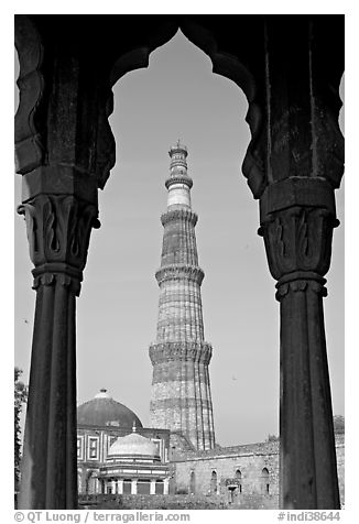 Qutb Minar tower framed by columns. New Delhi, India (black and white)