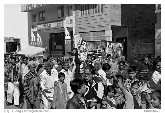 Muslim wedding procession. Jodhpur, Rajasthan, India (black and white)
