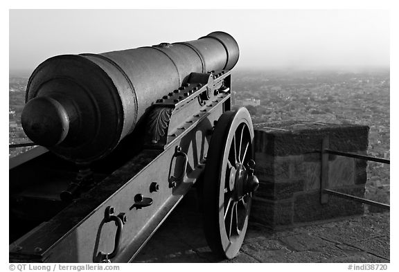 Cannon and old town, Mehrangarh Fort. Jodhpur, Rajasthan, India (black and white)