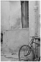 Bicycle and multicolored walls. Jodhpur, Rajasthan, India (black and white)