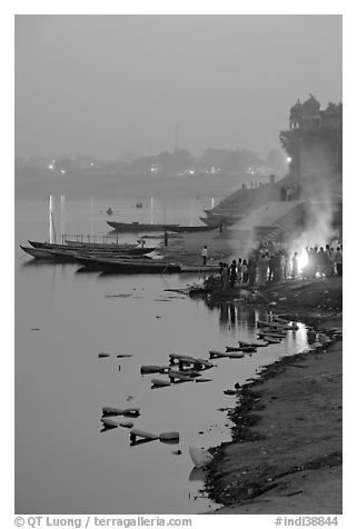 Cremation at Harishchandra Ghat at sunset. Varanasi, Uttar Pradesh, India (black and white)
