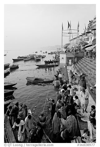 Boat unloading pilgrim onto Dasaswamedh Ghat, early morning. Varanasi, Uttar Pradesh, India (black and white)