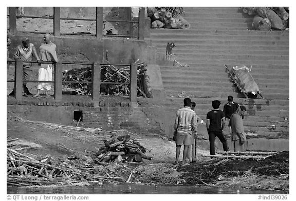 Cremation in progress, with another corpse awaiting, Manikarnika Ghat. Varanasi, Uttar Pradesh, India (black and white)