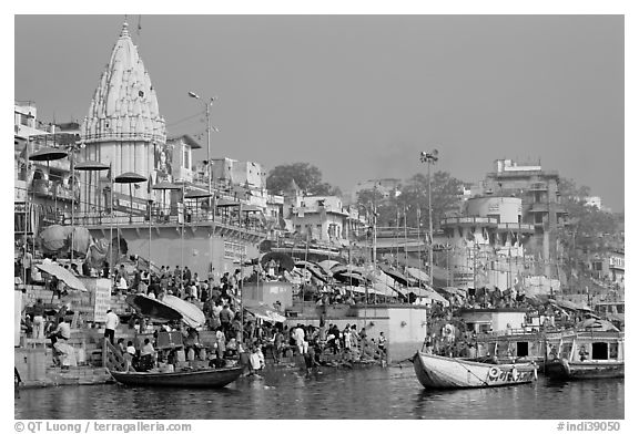 Crowds at Dasaswamedh Ghat. Varanasi, Uttar Pradesh, India (black and white)