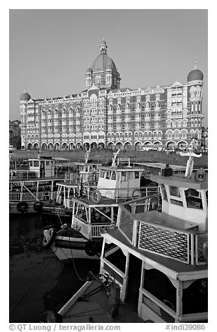 Tour boats in front of Taj Mahal Palace Hotel. Mumbai, Maharashtra, India