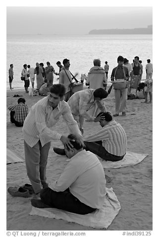 Head rub given by malish-wallah, Chowpatty Beach. Mumbai, Maharashtra, India