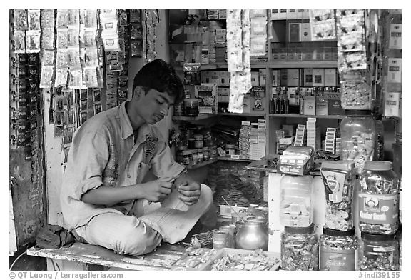 Street vendor. Mumbai, Maharashtra, India