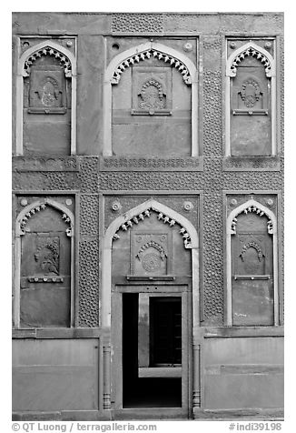 Wall detail of Jehangiri Mahal, Agra Fort. Agra, Uttar Pradesh, India (black and white)