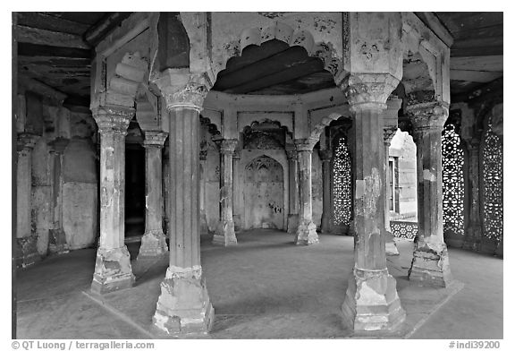 Pilars in octogonal plan inside Jehangiri Mahal, Agra Fort. Agra, Uttar Pradesh, India (black and white)