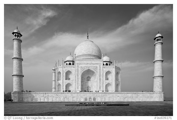 Mausoleum and decorative minarets, Taj Mahal. Agra, Uttar Pradesh, India (black and white)