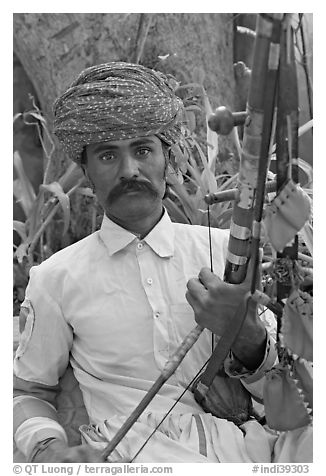 Musician with string instrument. Agra, Uttar Pradesh, India