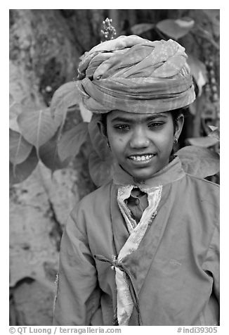 Boy with turban. Agra, Uttar Pradesh, India (black and white)