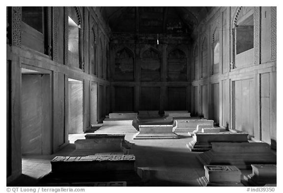 Tombs in the Dargah (Jama Masjid) mosque. Fatehpur Sikri, Uttar Pradesh, India (black and white)