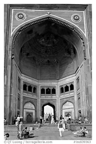 Buland Darwaza (Victory Gate), Dargah mosque. Fatehpur Sikri, Uttar Pradesh, India (black and white)