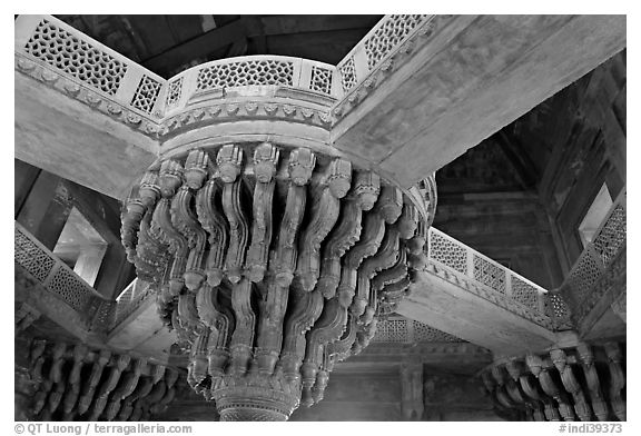 Plinth linked to corners of room by stone bridges, inside Diwan-i-Khas. Fatehpur Sikri, Uttar Pradesh, India (black and white)