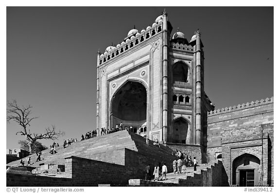 54m-high gate built to commemorate Akbar's victory in Gujarat, Dargah mosque. Fatehpur Sikri, Uttar Pradesh, India (black and white)