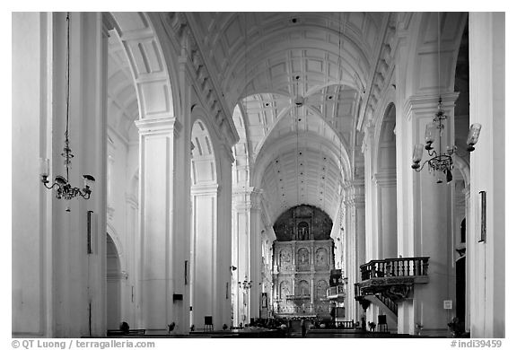 Se Cathedral interior in Corinthian style, Old Goa. Goa, India (black and white)