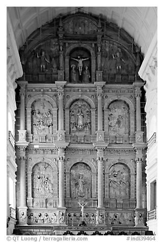 Main altar, dedicated to St Catherine of Alexandria, Se Cathedral , Old Goa. Goa, India (black and white)