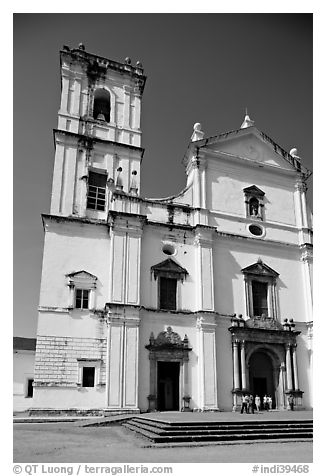 Se Cathedral facade, morning, Old Goa. Goa, India (black and white)