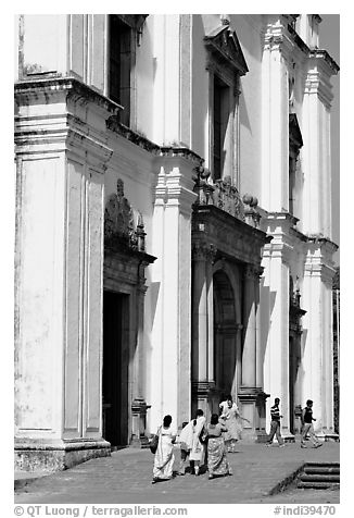 People at the entrance of Se Cathedral, Old Goa. Goa, India