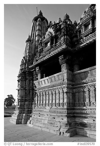 Mandapa side, Javari Temple, late afternoon, Eastern Group. Khajuraho, Madhya Pradesh, India (black and white)