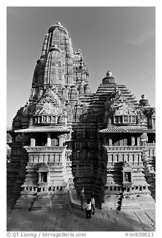 Lakshmana temple seen from Matangesvara temple, with people looking. Khajuraho, Madhya Pradesh, India (black and white)