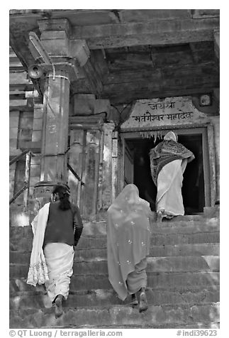 Women climbing up stairs on Matangesvara temple. Khajuraho, Madhya Pradesh, India (black and white)