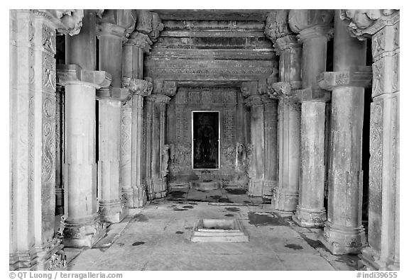 Mandapa inside Kadariya-Mahadeva temple. Khajuraho, Madhya Pradesh, India (black and white)