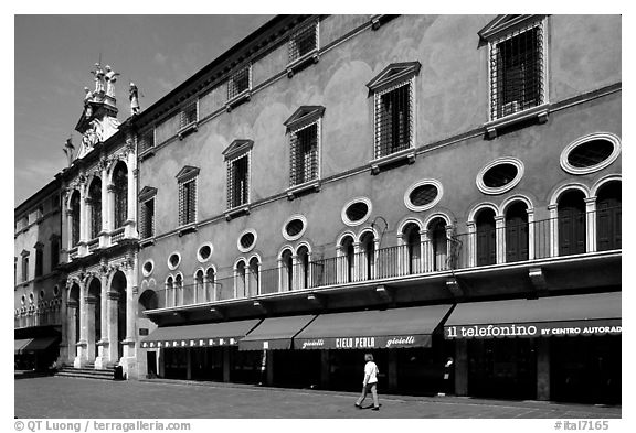 Store in renaissance building, Piazza dei Signori. Veneto, Italy (black and white)