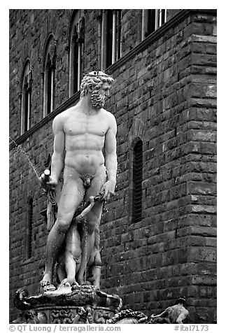 Fontana di Nettuno (Fountain of Neptune) in front of palazzo Vecchio. Florence, Tuscany, Italy (black and white)