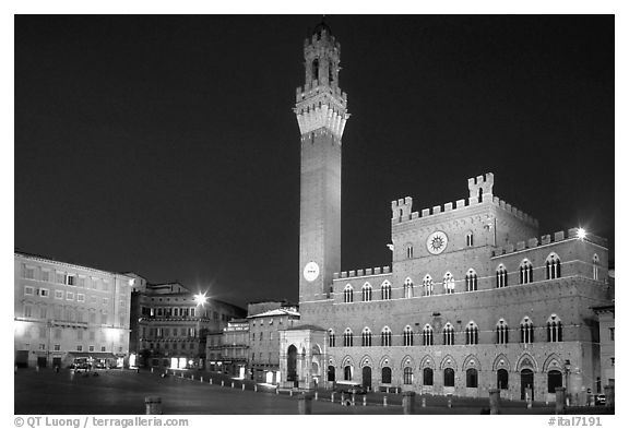 Piazza Del Campo and Palazzo Pubblico at night. Siena, Tuscany, Italy