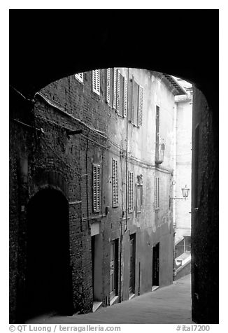 Archway and narrow street. Siena, Tuscany, Italy (black and white)