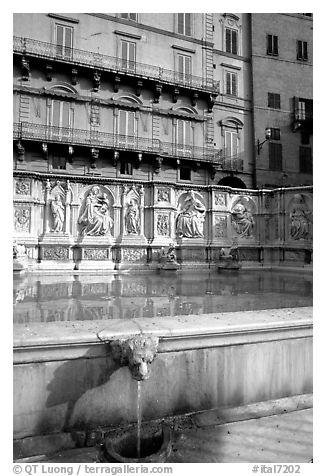 15th century Fonte Gaia and houses  on Il Campo. Siena, Tuscany, Italy