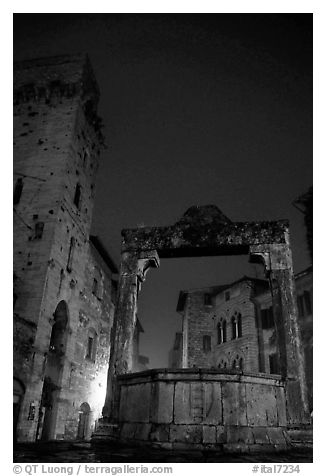 Well on Piazza della Cisterna at night. San Gimignano, Tuscany, Italy (black and white)
