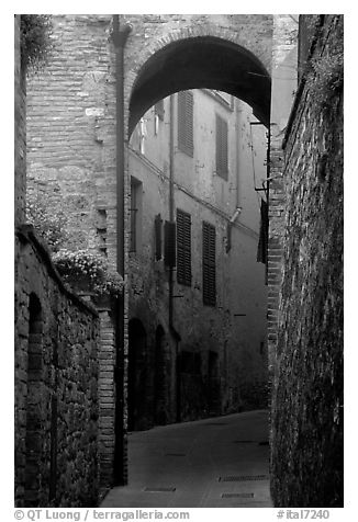 Arch and narrow street. San Gimignano, Tuscany, Italy (black and white)