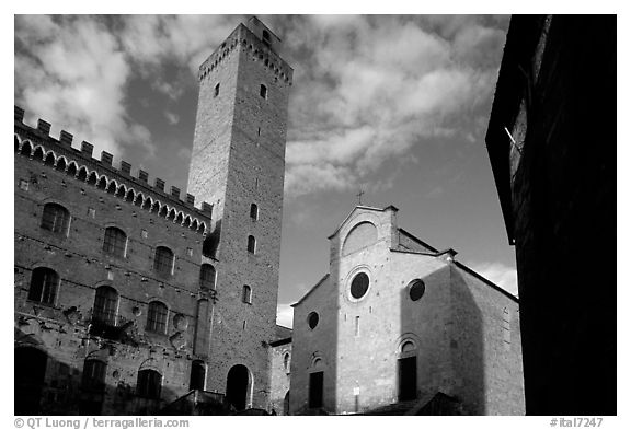 Palazzo del Popolo, Torre Grossa, Duomo, early morning. San Gimignano, Tuscany, Italy (black and white)