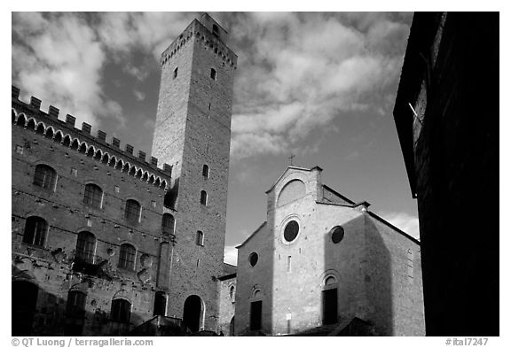 Palazzo del Popolo, Torre Grossa, Duomo, early morning. San Gimignano, Tuscany, Italy