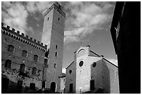 Palazzo del Popolo, Torre Grossa, Duomo, early morning. San Gimignano, Tuscany, Italy (black and white)