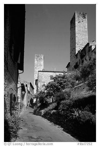 Street dominated by medieval towers. San Gimignano, Tuscany, Italy (black and white)
