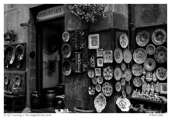 Ceramic plate store. Orvieto, Umbria (black and white)