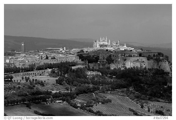 General view of town, perched on plateau. Orvieto, Umbria