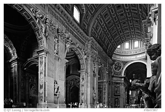 Cavernous interior of Basilic San Peter. Vatican City