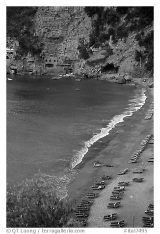 Spiaggia del Fornillo Beach seen from Via Positanesi d'America, Positano. Amalfi Coast, Campania, Italy (black and white)