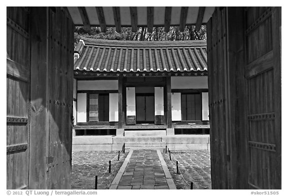 Jaesil, Jeongneung, Samreung Gongwon. Seoul, South Korea (black and white)