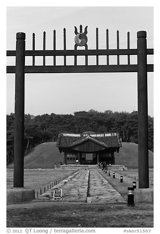 Hongsalmun gate, Sindo and Eodo stone-covered paths (Chamdo), Jongneung. Seoul, South Korea (black and white)