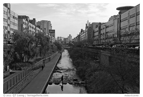 Pedestrians walking through Cheonggyecheon river park. Seoul, South Korea