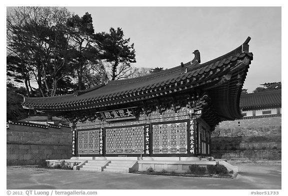 Side hall, Haein sa Temple. South Korea (black and white)