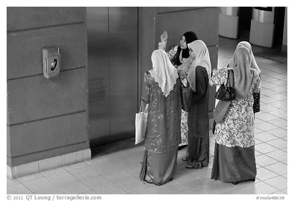 Malaysian women in islamic dress, Suria KLCC. Kuala Lumpur, Malaysia (black and white)