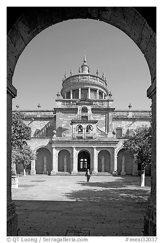 Entrance courtyard of Hospicios de Cabanas framed by an arch. Guadalajara, Jalisco, Mexico (black and white)